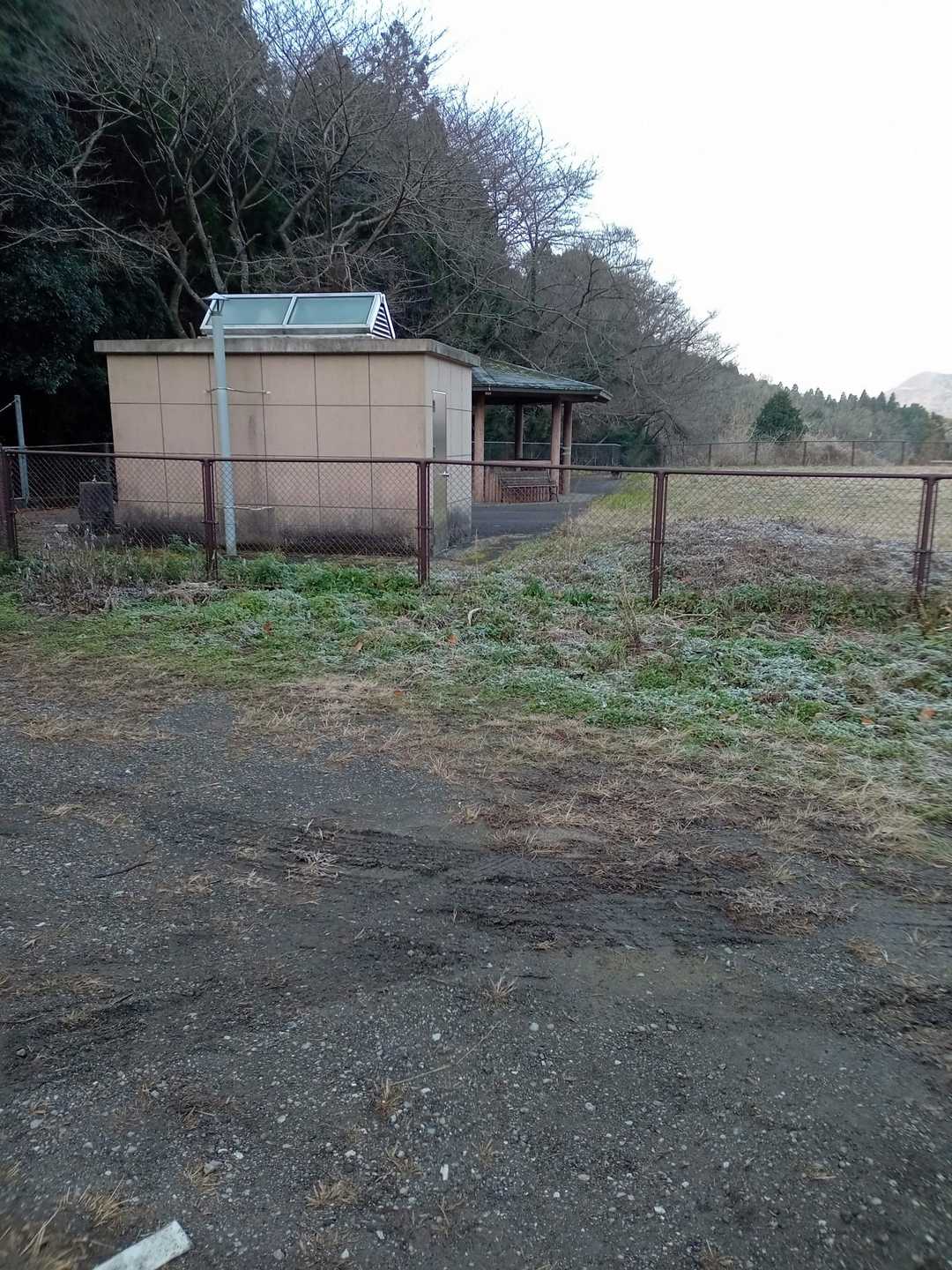 駐車場のトイレは鍵が掛かっていますね😀