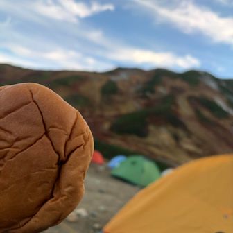 ザックの中でしっかり潰れた
クリームパンとコーヒーで迎える朝