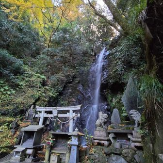 かつて空也上人が修行をしたと伝わる

滝の左に役行者と前鬼、後鬼の像
滝の右側の岩にお不動さま