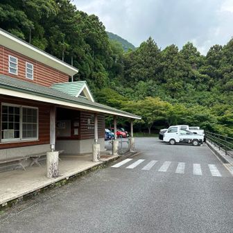 遅めの9時スタート。無料駐車場も空きあり。
