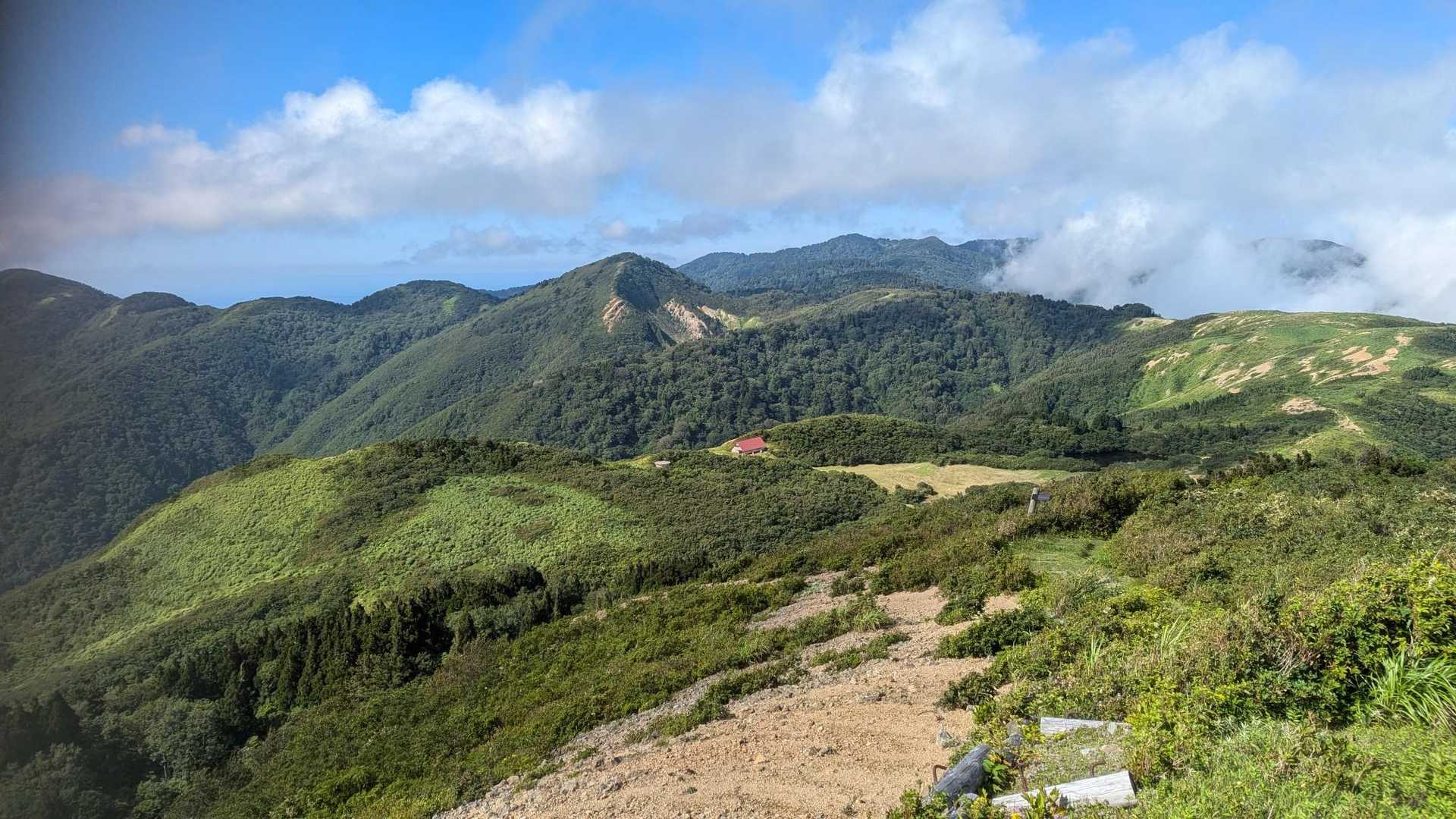 避難小屋と放牧地と登山道が絵になります。