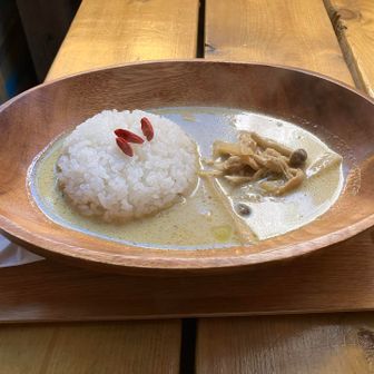 でもグリーンカレーの誘惑に負けて木ノ又小屋で食べてしまいました😋
ザックに今日の昼ご飯入っていますけど🤣

小屋の前で小屋番さんから声掛けられたら運命に従います🤣

ピリ辛だけどスプーンが止まらない🤭
小屋番さんから試作から完成までのヒストリーを聞かされました🤭

クオリティが高く中毒性高い😆