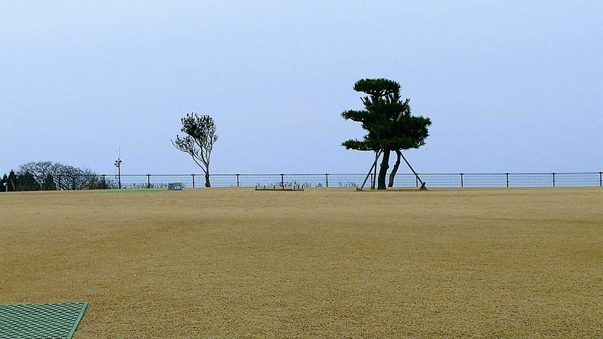 ちょうど真ん中あたりが山頂と三角形になります🙄プレイヤーのみコース内に入れますので、近づけませんね🤣