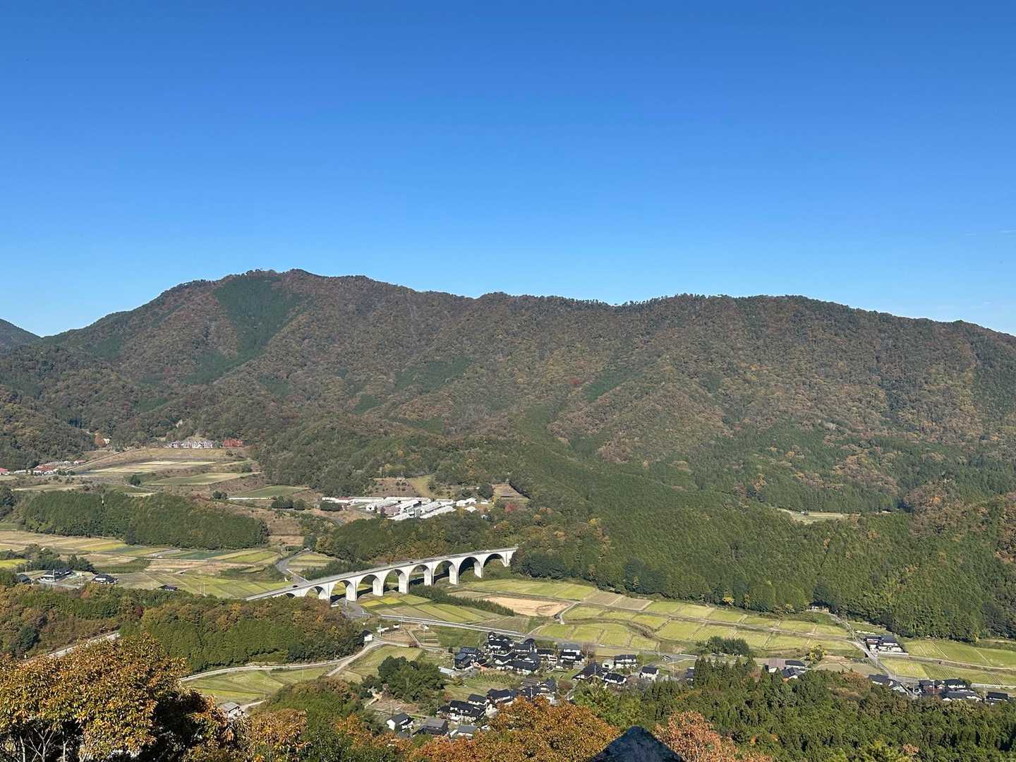 里山の原風景や😃
紅葉も色づき始めてるゾ🍁