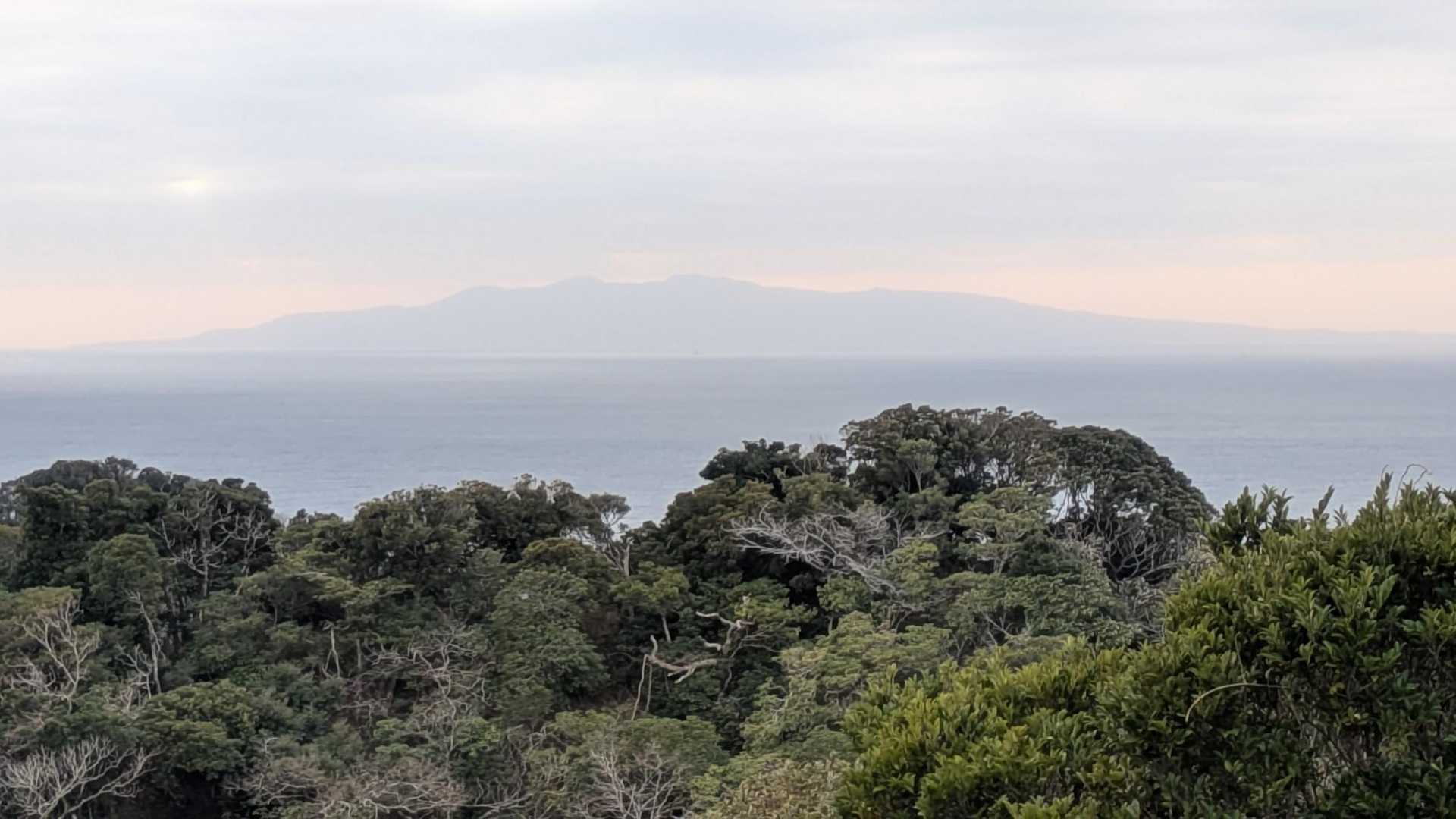 山頂近くの大島展望台から　微かに…伊豆大島