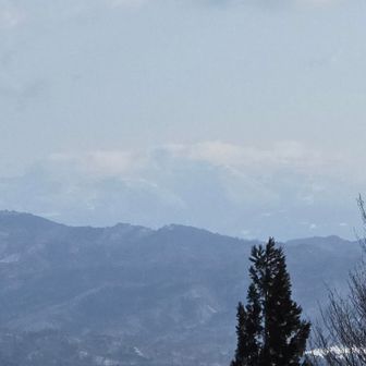 ぼんやりと蔵王連峰。
