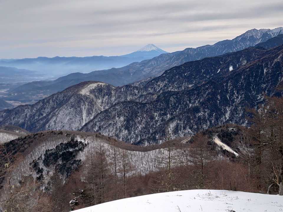 ようやく頂上。
ご褒美の景観(≧∇≦)
晴れてればなおいいけどこの上贅沢は言うまい😂