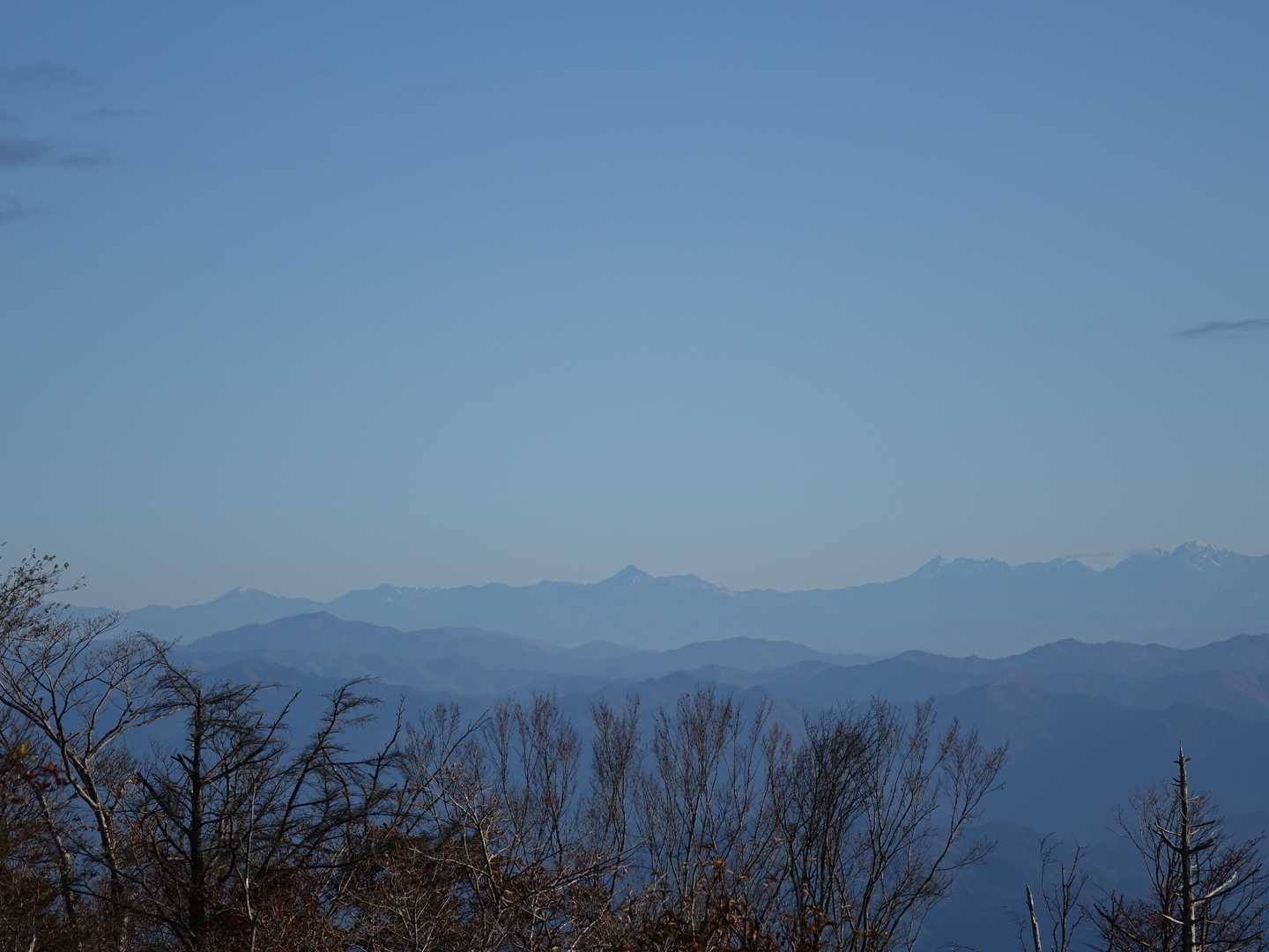 中央 笠ヶ岳。
右のツンとしたのが、槍ヶ岳。
