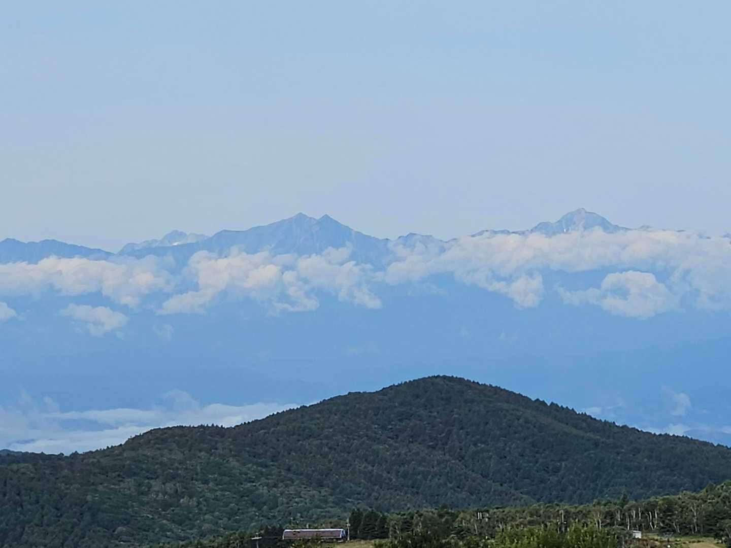 双耳峰の「鹿島槍ヶ岳」と右に先月登った「五龍岳」。
鹿島槍ヶ岳の後ろに「劔岳」