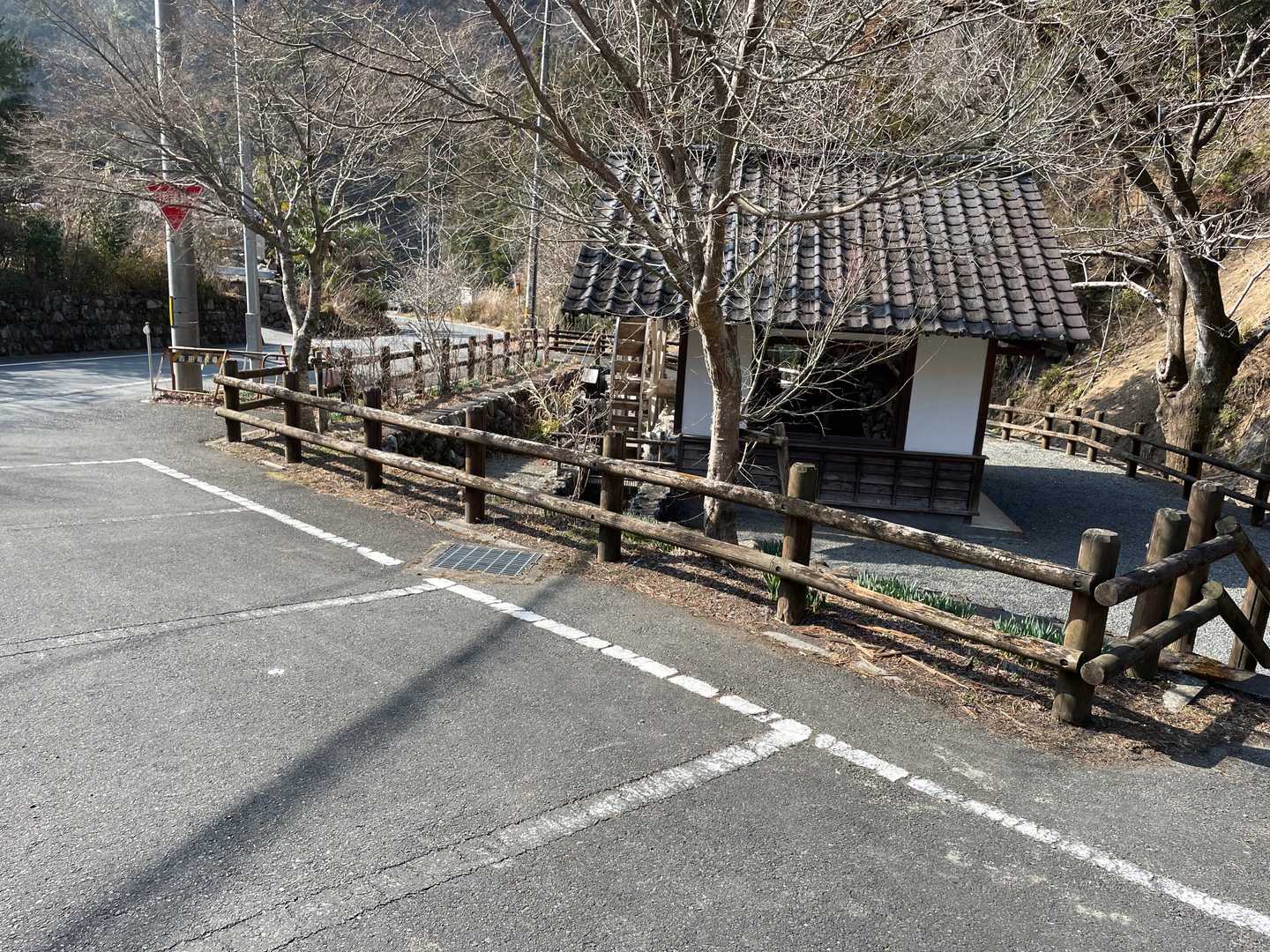 水車がある駐車場にマイカーを停めさせて頂きました。5〜6台駐車出来そうです。