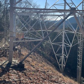 半分崖下の鉄塔！
よくこんな場所に建てたなー