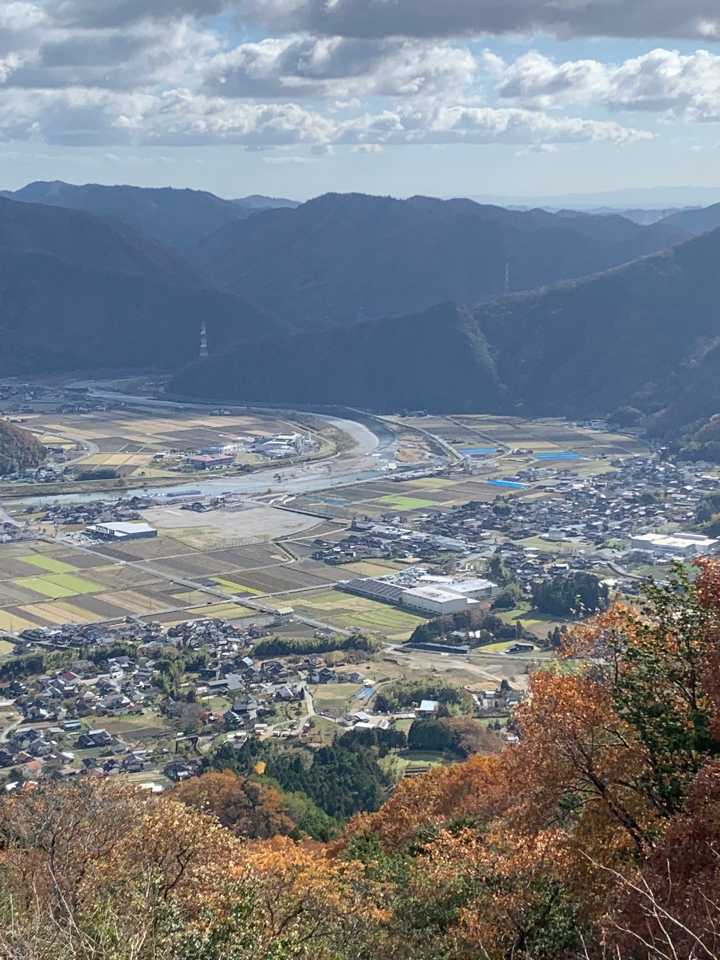 国見山頂上展望台より。揖保川の蛇行が見えます。