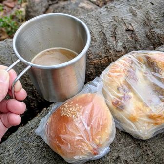 北鎌倉駅から浄智寺までの間にある、
「LA PETITE BOULANGERIE KITA KAMAKURA 北鎌倉の小さなパン屋」で購入したパンと、コーヒーでおやつタイム