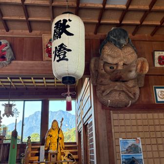 天狗の置物がたくさん✨
窓から見えるのが、石鎚山らしい⛰️