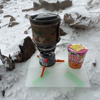 十二ヶ岳でプラダンテーブル使ってる人が居て、何処で買いましたか？って聞いてみたらネットで買いました！って、南米の河川を検索したら結構お高いのでプラダン買って作ってみたテーブル。