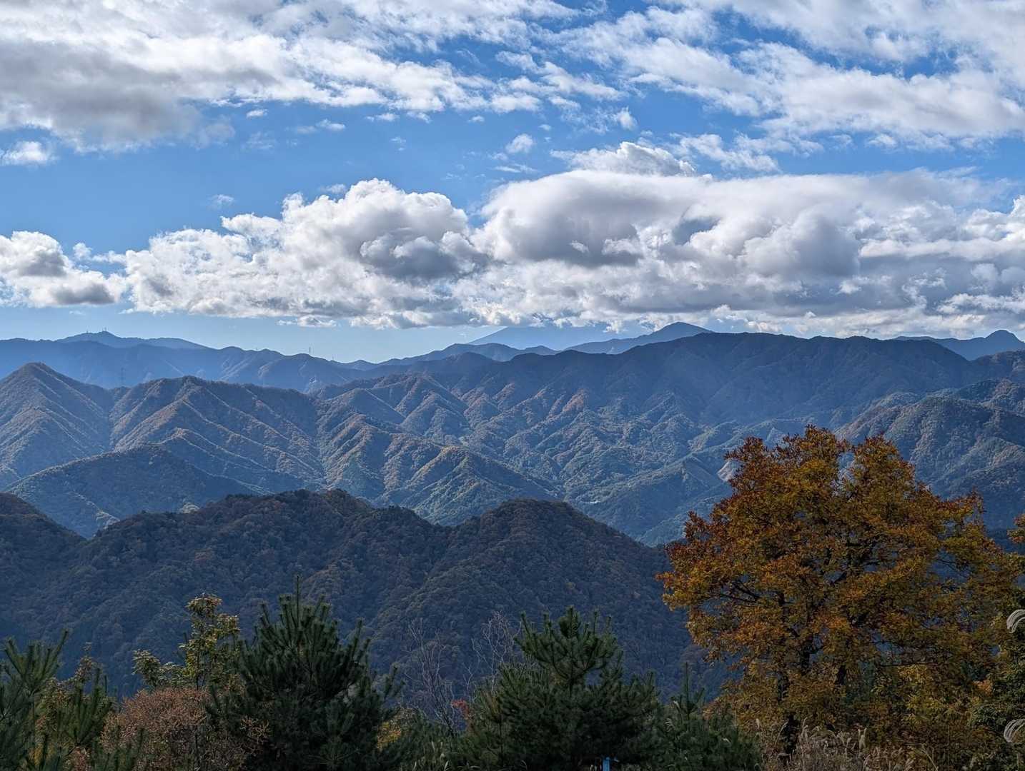 雲が多くて富士山はほとんど隠れちゃってる🗻🫣

でも、山友さん達とわちゃわちゃ楽しいから気にならない🥳