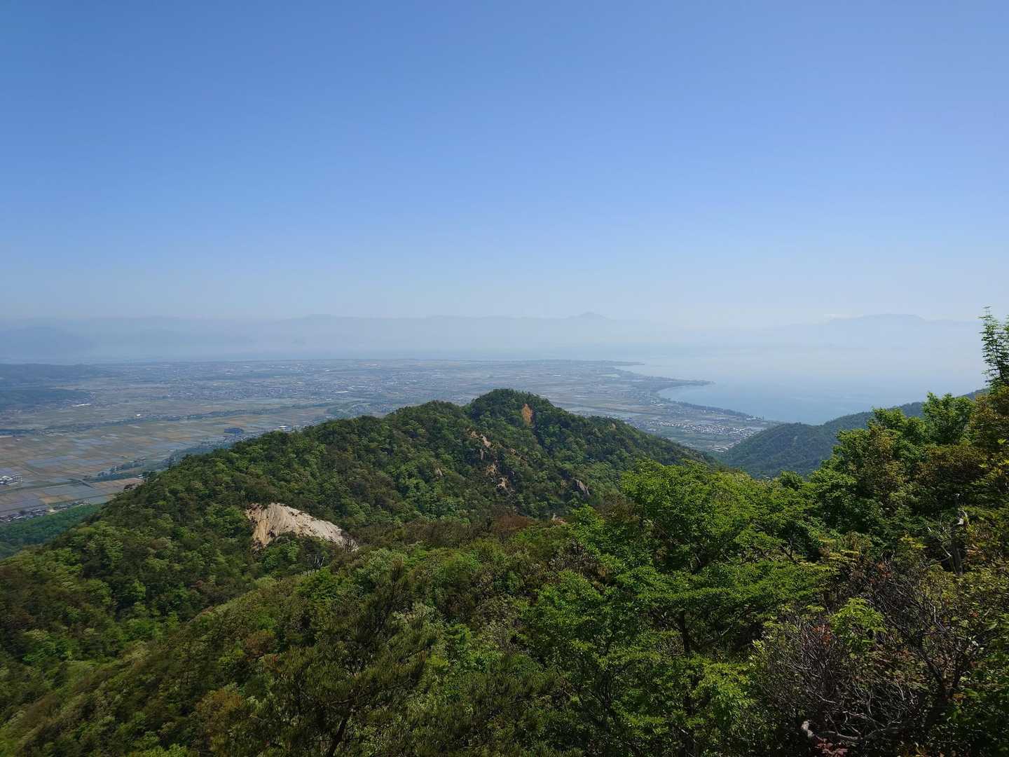 奥に伊吹山とうっすら竹生島