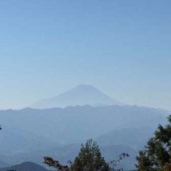 景信山から
快晴の空に🗻
ちょっと靄っている感じ