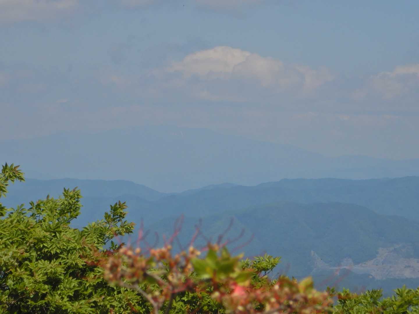 白い雲の下に早池峰山
