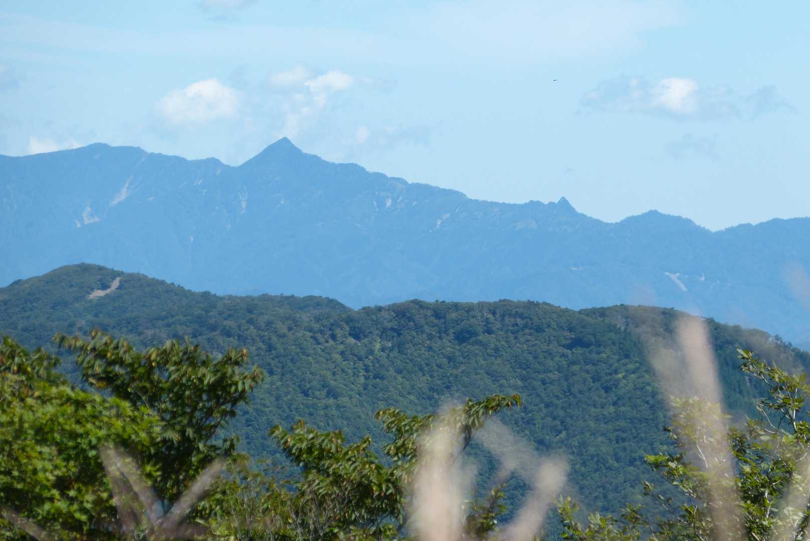 大峰が見えます。左の孔雀岳から尖った釈迦ヶ岳。小さな棘のような大日岳。