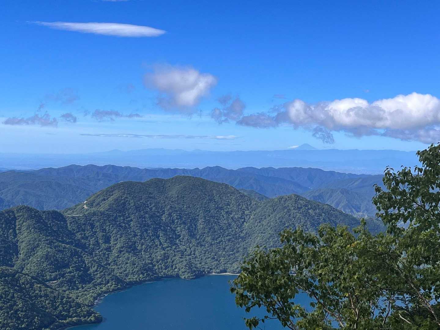 遠くに富士山🗻
見れて嬉しーなー！今日辺りとんでもなく混雑していることでしょう😅

最近中禅寺湖を泳ぐ熊が目撃されたそうです！
熊増えてるなー💦