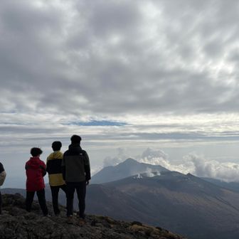 通りすがりの方に新燃岳と高千穂峰の映える絶景スポットを教えてもらい、撮ってもらいました‼️ありがとうございました😆