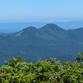 三峰山山頂から見る倶留尊山！