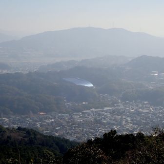 黄砂で九千部山もぼんやり。