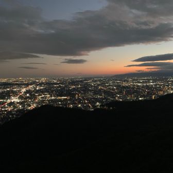 夕暮れから夜景に変わった景色を見に展望台に戻りました