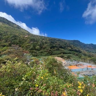 くろがね小屋🛖
日本最北の温泉付き♨️通年営業の山小屋
老朽化による建替え工事で閉館中（令和10年11月末完成予定）
https://www.tif.ne.jp/kuroganegoya/
私がこの山小屋を知ったのは2023年閉館直前、NHKドキュメント72時間📺で放送されたから
真冬の雪山、しかも年末に、なんでこんな大勢の人が利用するの？
って、当時はただただ疑問だった
いつか、名物のくろがね小屋カレー🍛を食べにアゲインしましょうね