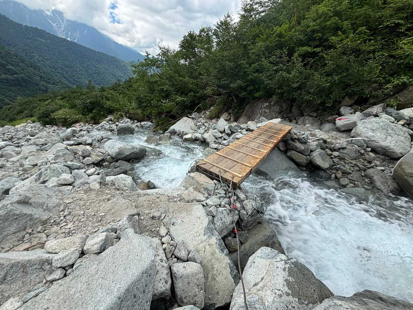 この橋が12日火曜日頃流されて通行できなかったらしいです！引き返した登山者もいたとか
復旧が早い！🙏