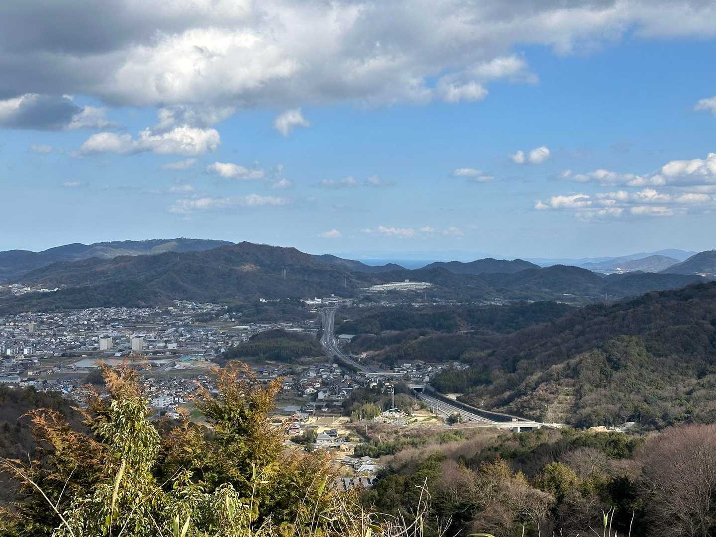
　　ここからもいい景色
　　　
　　　　高速道路がまっすぐのびてる🚗
