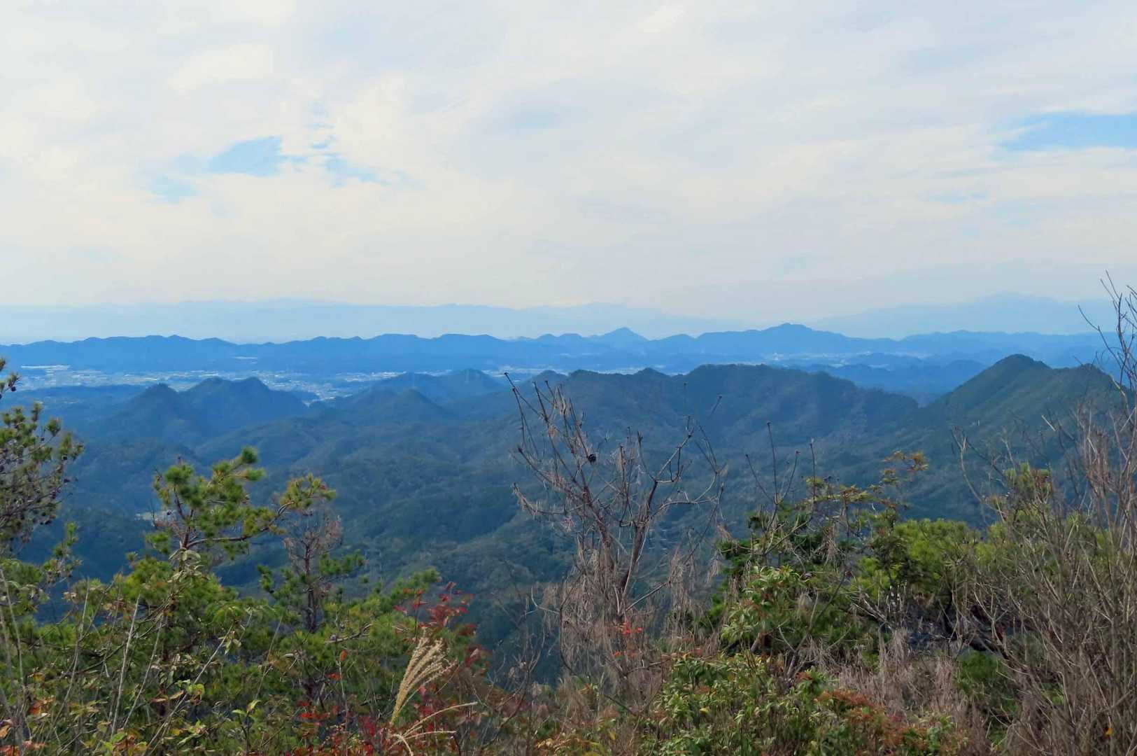 養老山地　伊吹山1377m
各務原アルプス　金華山　百々ヶ峰
左手前には富士山と高木山
