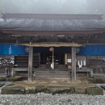 下津宮では勤行中