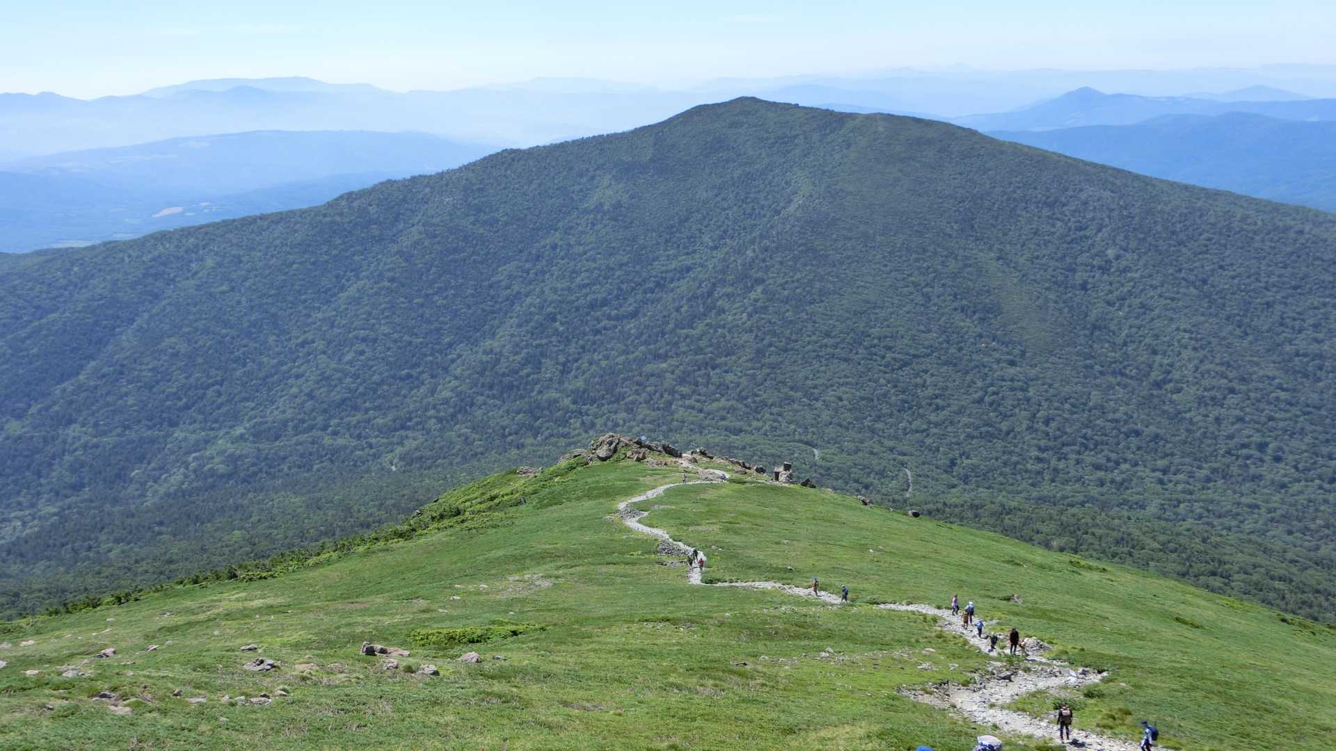 下山して６～７合目あたりからの風景🎶目の前に薬師岳ドーン