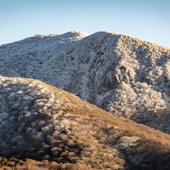 扇ヶ鼻、北側斜面はまだ白い