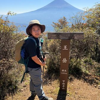 登頂❗️日陰が少なく日差しが暑い🫠コーヒー沸かして休憩後私は鬼ケ岳縦走ルートへ。
ママと娘は下山