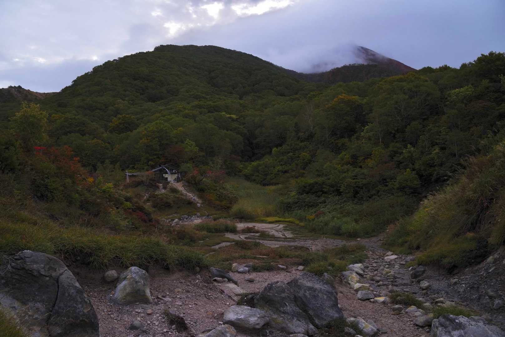 中の湯到着。
山頂部が雲にかくれだしてる…