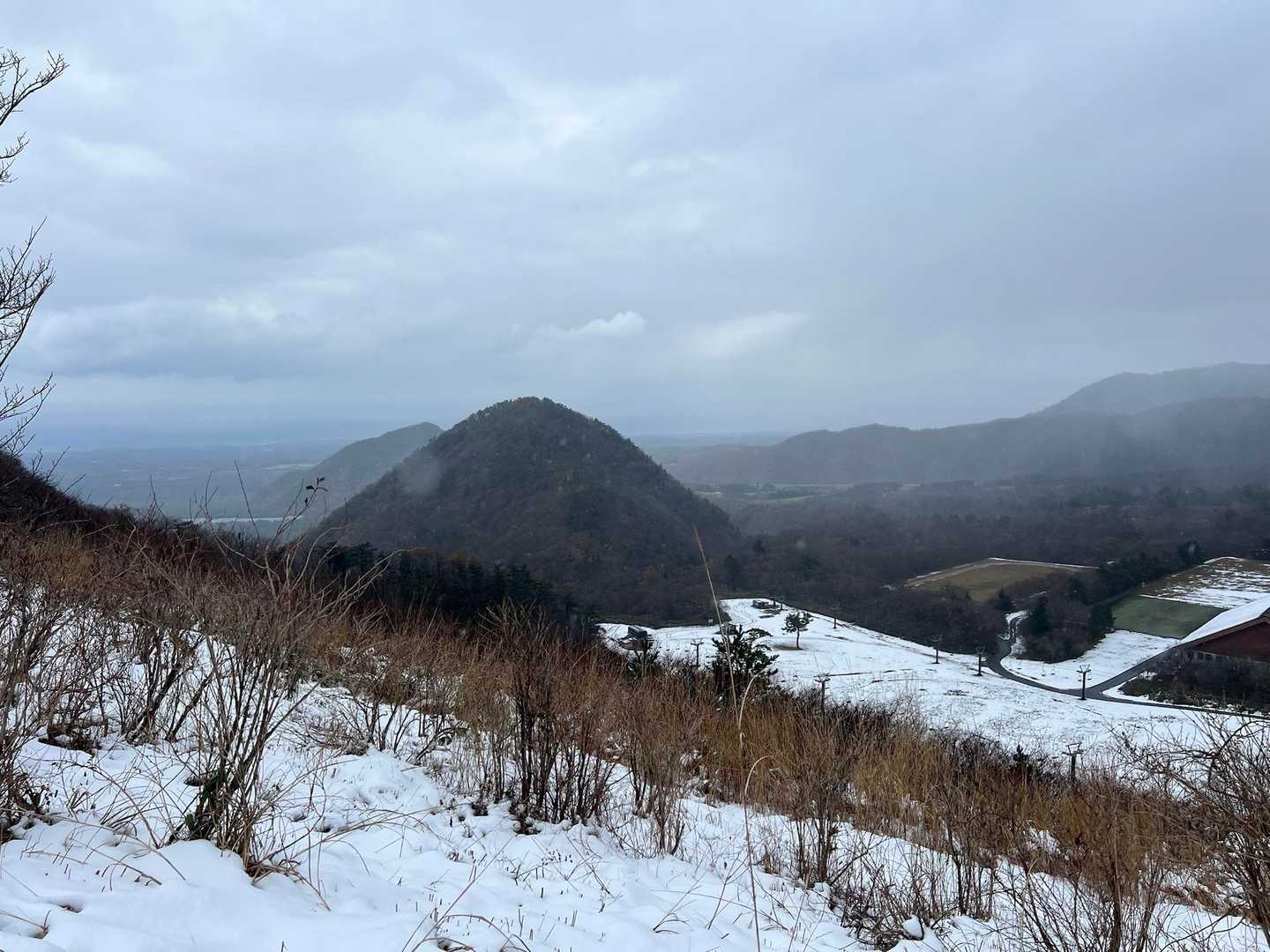 少し吹雪いているのか⁉️それともガスが出ているのか⁉️遠くは霞んでいますね👀