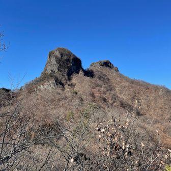 見晴し台から向かって左が一ノ岳、右が二ノ岳。標高は二ノ岳の方が高い