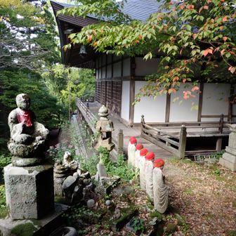 お堂回廊を経て登山口らしい