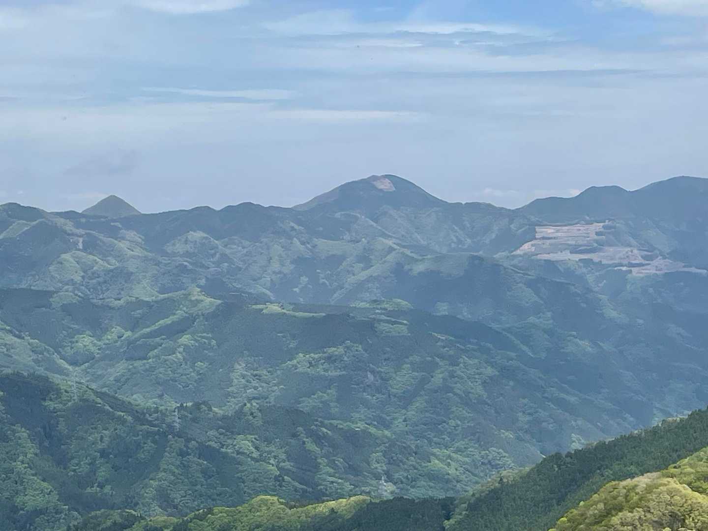 西御荷鉾山の禿げてるところに「大」って見える😳