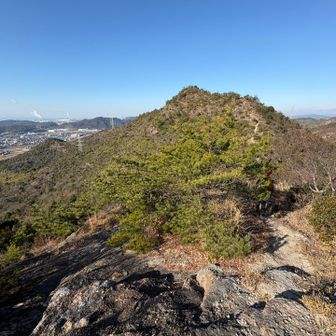 山頂までのルートをそれて、ラクダの頭を描きにいきます