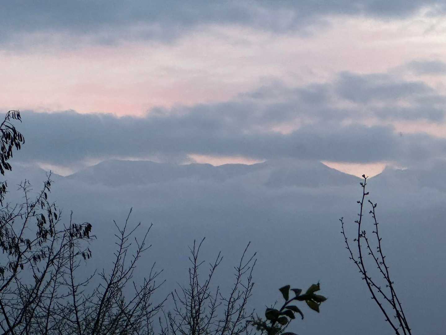 お隣は蝶ヶ岳
