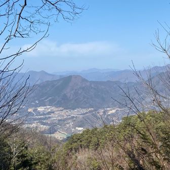 ここからちょうど山火事エリアが見えます。時々ヘリが空中放水をしている現場がみれます。早く鎮火しますように