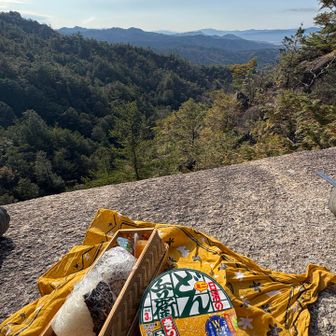 陽当たり良い特等席にてお昼ご飯🍙