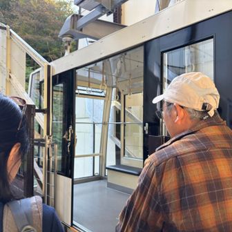 駐車場まで登り直すのが耐えられず、ロープウェイ🚡で帰ります。
1人片道500と荷物券200円。