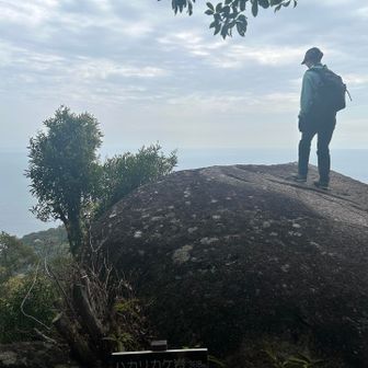 ハリカケ岩。曇っていて、ここからの海は真っ白でした。