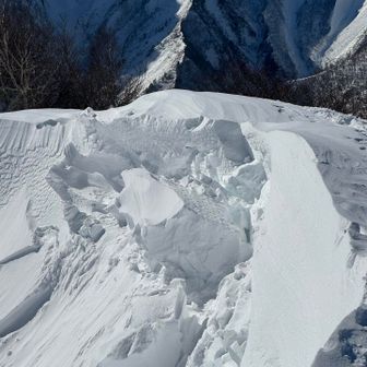 雪庇崩れてます😱