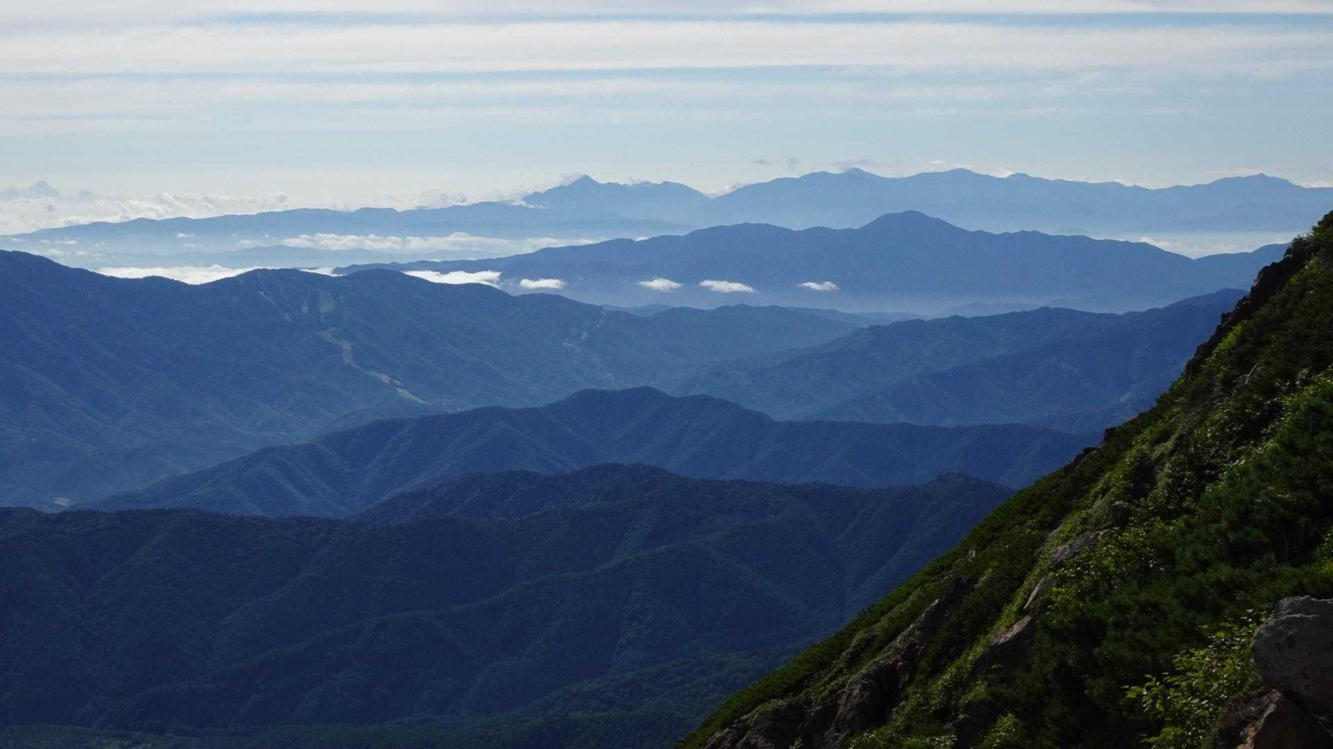 幾重もの山並